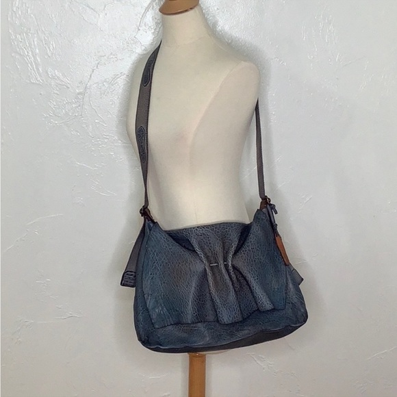 Free People Embossed Leather Italian Fold over Messenger crossbody bag Purse EUC - Picture 3 of 14